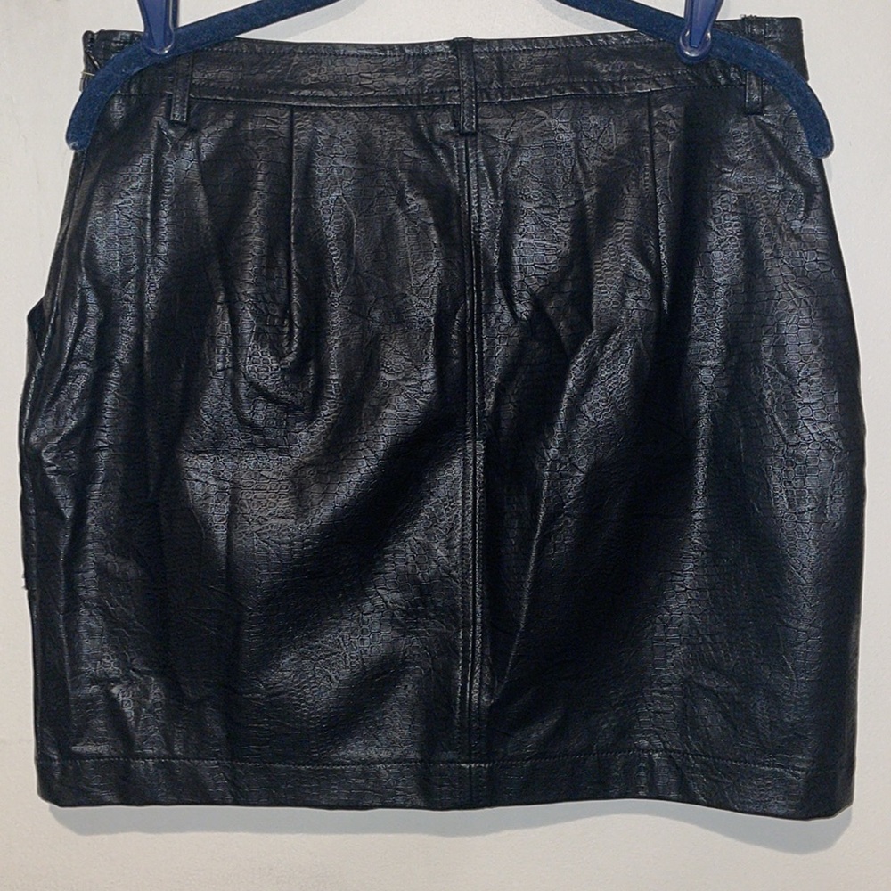 Stellaluce Faux Leather Black Embossed Skirt Large NWY - Picture 2 of 6